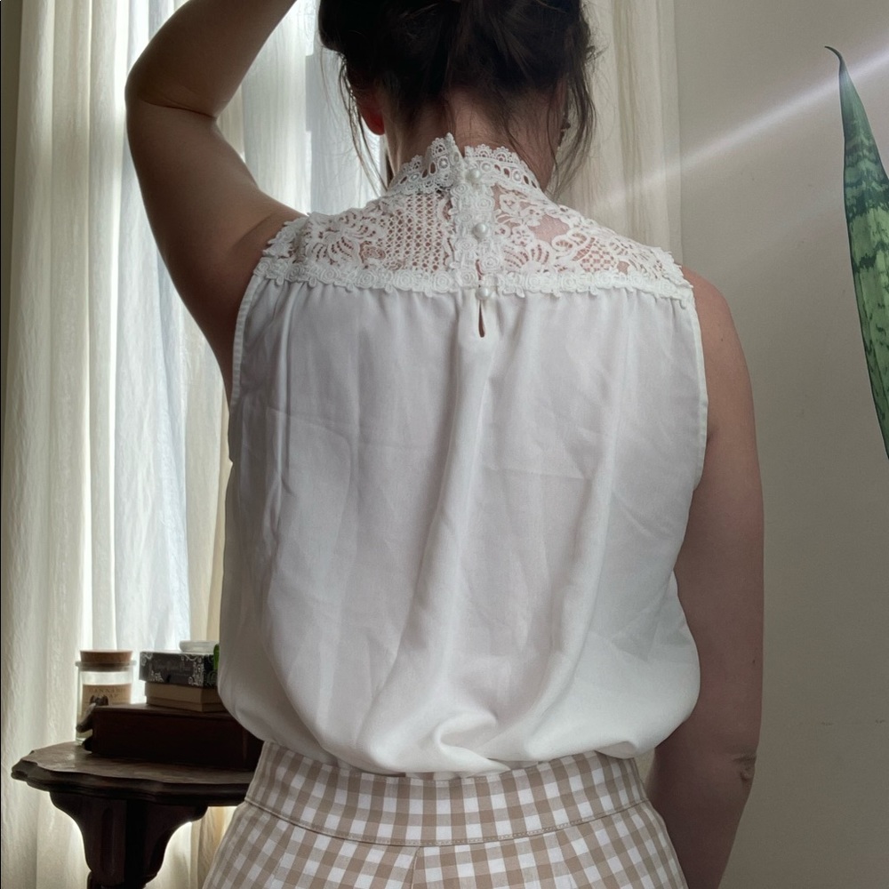 Gorgeous White Tank with Lace Neck 🦢